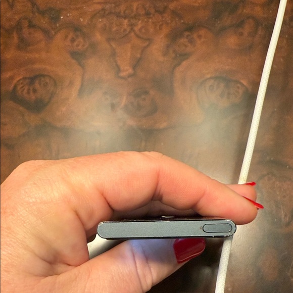 Space Gray iPod Nano 7 Generation - Picture 6 of 10